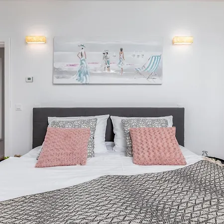 2 Bedroom Stunning Home In Peroj
