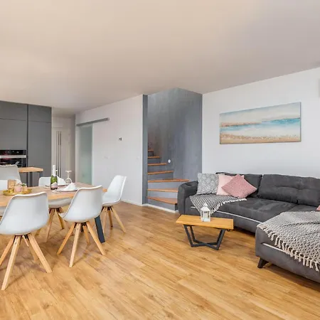 2 Bedroom Stunning Home In Peroj Peroj