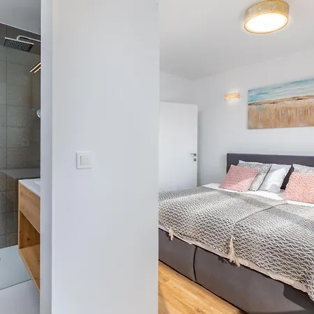 2 Bedroom Stunning Home In Peroj