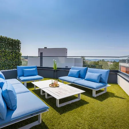 2 Bedroom Stunning Home In Peroj