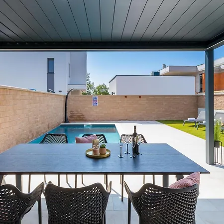 2 Bedroom Stunning Home In Peroj Holiday home Peroj