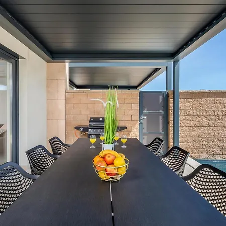 2 Bedroom Stunning Home In Peroj *