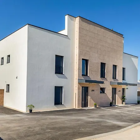 2 Bedroom Stunning Home In Peroj