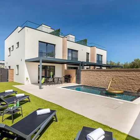 2 Bedroom Stunning Home In Peroj *