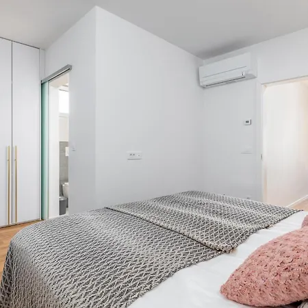 2 Bedroom Stunning Home In Peroj Ferienhaus *