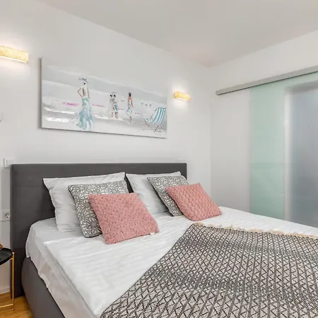 2 Bedroom Stunning Home In Peroj