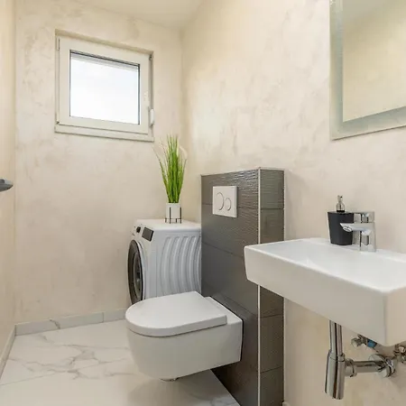 2 Bedroom Stunning Home In Peroj Holiday home *